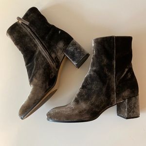 M. GEMI Christina Italian handmade dark grey velvet heeled ankle bootie size 37